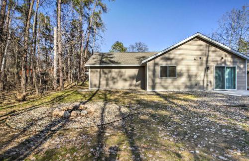 Breezy Point Cabin with Fire Pit - Walk to Lake - Foto 20