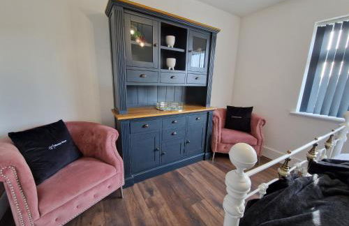 Modern & Spacious 5 Bedroom Bungalow with Parking Near Brecon Beacons & Bike Park Wales - Photo 8