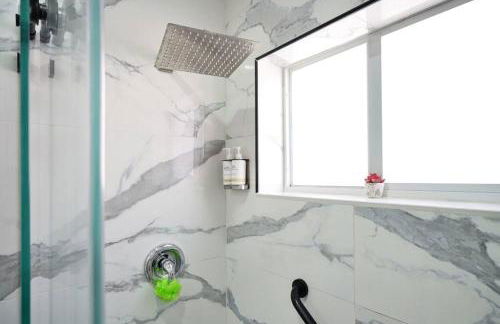 Escape GameRoom, BAR, BBQ, Spacious,KING Bed, All Luxury mattresses, Near Beach, 6 blocks away from Bars, Nite Clubs, Res, Shops - Photo 27