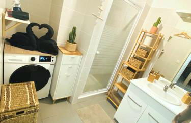 AppartCosy Emplacement Idéal avec Terrasse & Parking Privé - Foto 6