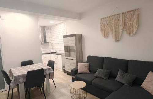 APARTAMENTO FAMILIAR a 100 mts de la Playa Reformado 2025 con WIFI - Photo 1