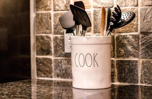 Modern Riverstone Condo with Grand Deck - Steps to Shops, Restaurants, Trails and River - Foto 14