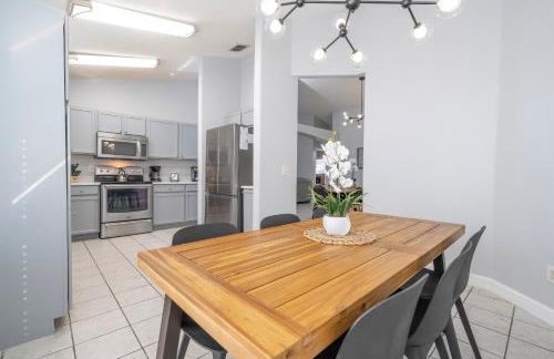 Magical 5-Bedroom Retreat w/ Pool, 3 Ensuite Bedrooms, Near Disney, and Internet! - Foto 28