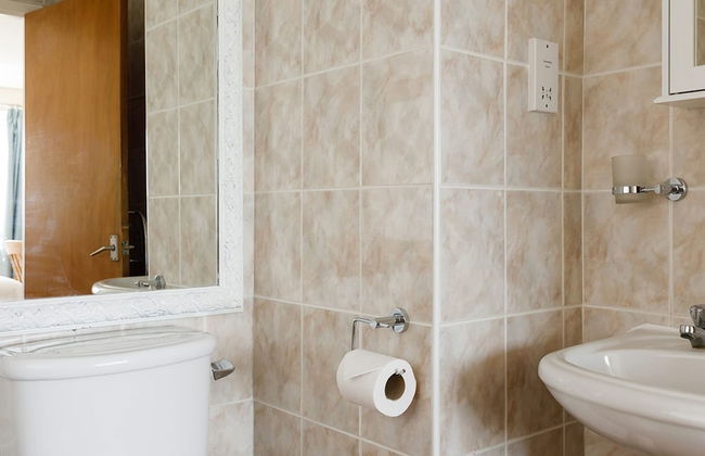 Sunny Seafront Chalet - Sleeps 6 - Photo 26