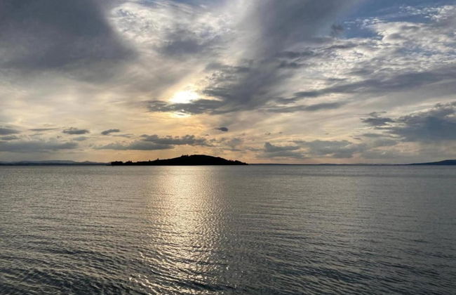 Serene Lakeview Apartment - Foto 31