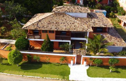 Belíssima Casa com extensa área externa - piscina, sauna, churrasqueira e campo de futebol - com 5 suítes e a 500 metros da Rua das Pedras - Foto 2