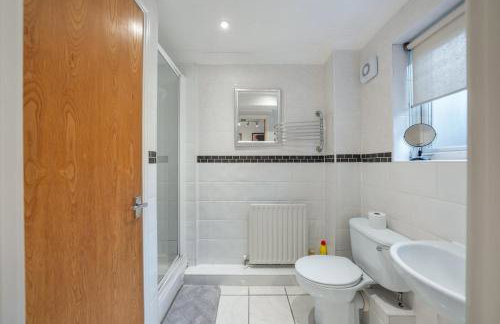 Bishops Stortford 2 Bed Flat - Free Parking - STN - Foto 13