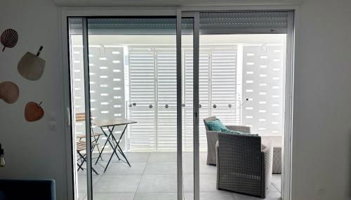 Studio Récent Prés d'Arènes Terrasse Wifi parking privé - Foto 3, furniture