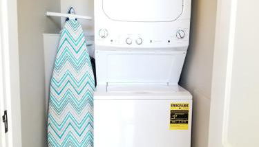 Bright Front Facing Unit - Private Front Farmers Porch - Foto 5