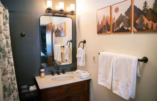 Sierra Cabin w NEW Hot Tub Walk to Town - Photo 8