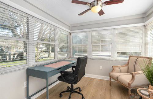 Adorable Dog Friendly Home with Fenced Yard, Office, STEPS to Canal & Hospital! - Foto 2