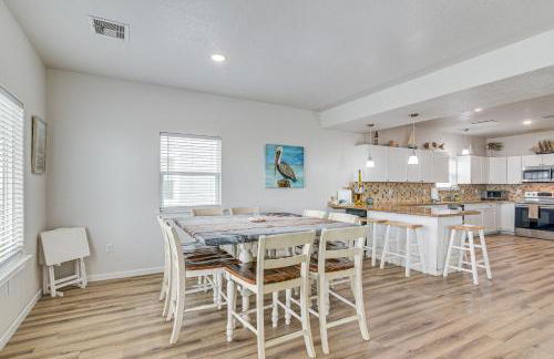 2 Decks, Patio and Views Beachfront Texas Retreat - Photo 6