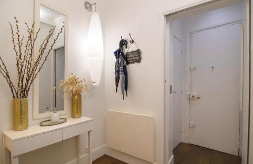 Two Bedroom Luxury Apartment - Balcony with View of Notre Dame - Photo 29