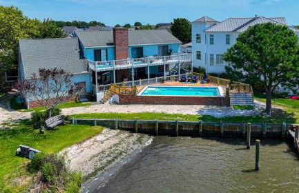 Spacious home with private pool, dock access, and scenic views - Foto 1