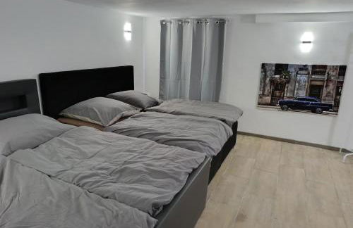 100 qm Apartment,WLAN, TV free Parking,24 h check-in, ,full kitchen,Untergeschoss ,3 Schlafzimmer -Wohnzimmer integriert - Foto 14
