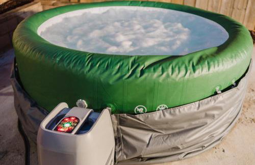 Entire Private Home with 3 Bedrooms 2 Bathrooms, Hot Tub, Garage, King Bed, Available Now - Foto 17