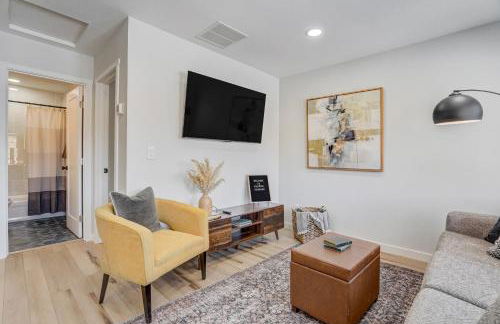 Secluded Westside Cottage - King Bed, Hot Tub, Views, Near Parks and Trails! - Foto 4