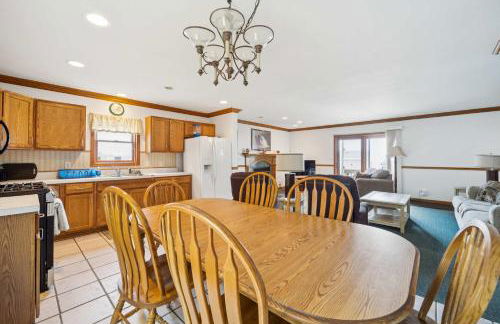 Spacious 4BR Lakefront Cottage - Perfect for Groups - Foto 11