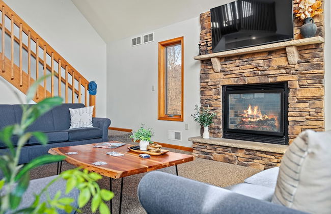 Lake View Chalet by Avantstay Lake Access Deck - Photo 11