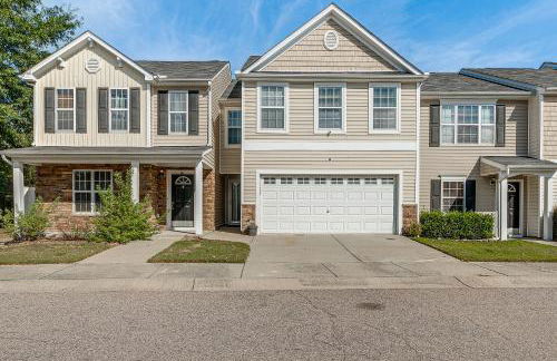 Centrally Located Raleigh Townhome with Pool Access - Foto 1