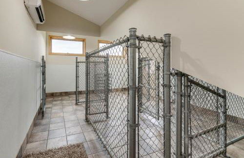 Luxe Long Lake Estate! Courts, Pool and Game Room - Foto 37