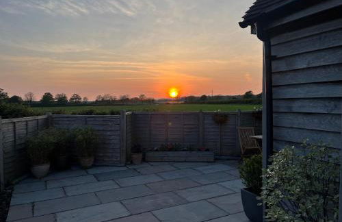 The Acorn Goodwood luxury lodge house 10 minute walk from Goodwood Festival of Speed - Foto 38