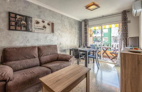 Gorgeous Apartment In Pineda De Mar - Photo 2