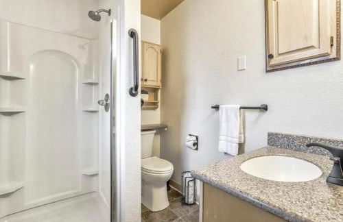 3BR with Patio and Fire pit near Hiking & Downtown - Foto 25