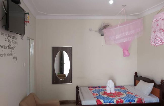 Famko Hotel - Sleeps 24 - Parking - Garden - Foto 7