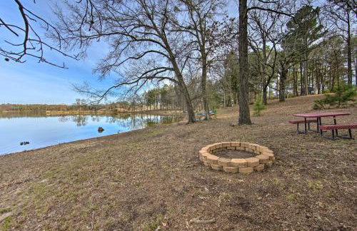 Lakefront Cabin with 2 Lofts, Boats on 4 Acres - Foto 30