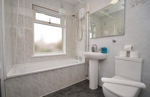 London Road Villa - Free Netflix, Private Parking, WiFi & Private Garden - Photo 13