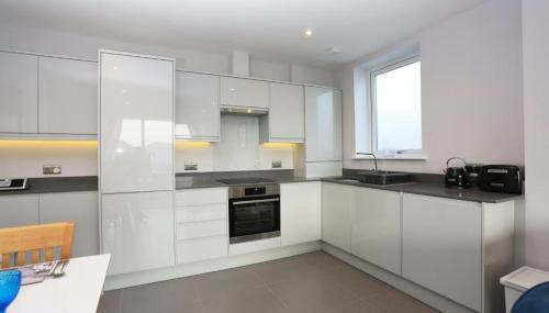 LIKONI 3 by BOURNECOAST - A Modern Apartment with SEA VIEWS, Patio and Parking - FM6193 - Foto 3