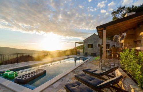 Villa Falcon Rook - Four-Bedroom Villa with Terrace and Swimming Pool - Photo 31