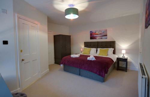 Luxury Large Five Bedroom Family House Sleeps 10 - Photo 35