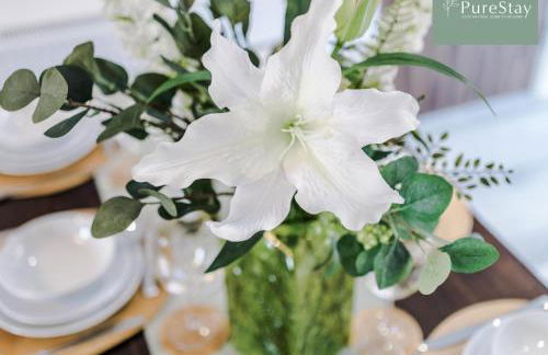 Spacious 5-bedroom Contractor House Sleeps 7 with Parking by PureStay - Foto 24