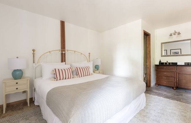 Wolfe by Avantstay 5mins Northstar w Hot Tub Fireplace 2 Private Decks - Photo 20