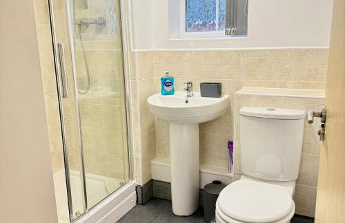 Newly Furnished Modern 2 Bedroom Flat With Free Parking in Humberstone Leicester - Foto 10