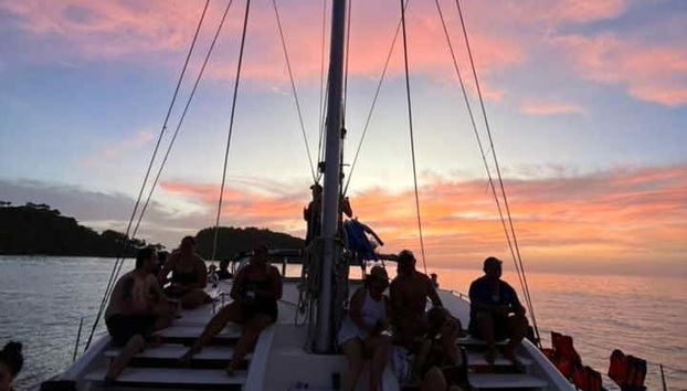 Catamarán al atardecer