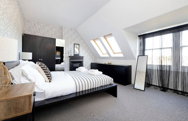 Delightful 3-bed Flat with Parking - Foto 15