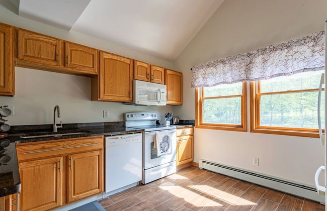 Family Fun Oasis Hot Tub Steam Room Pool Stream Firepit Games - Foto 55