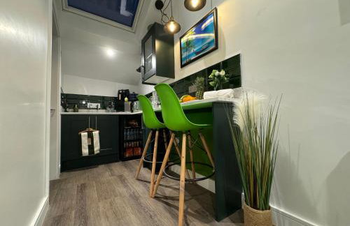 Southgate Luxury Apartments-Jaquzzi Bath-Private Parking- suitable for contractors - Foto 35