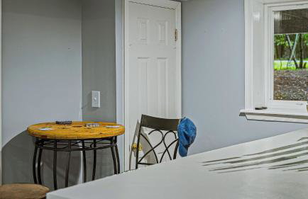 Frolic on Fern by Avantstay Enclosed Deck w/ Forest Views, Bar - Foto 46