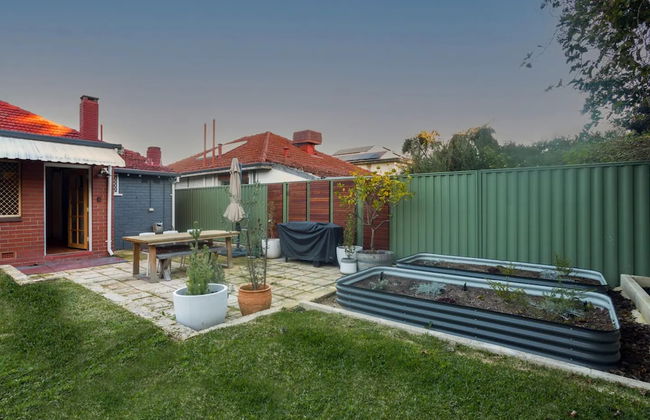 Beautiful 3BR Family Home With Backyard and BBQ - Photo 17