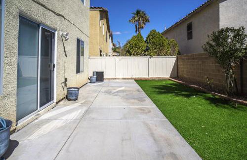 Viva Vegas Cozy 3BR Home Minutes from the Strip - Photo 21