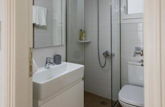 Lydia's East Apartment - Photo 17
