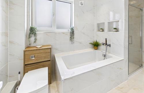 5-Bed Retreat with Hot Tub, Garden & Relaxing Views - Foto 27