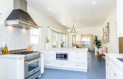 Little Italy 3BD Home with Huge Patio & Backyard - Foto 7