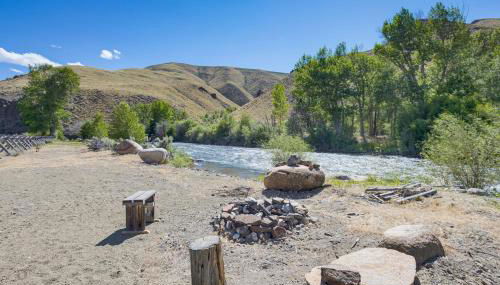 Remote Idaho Mountain Lodge with River Access! - Foto 2