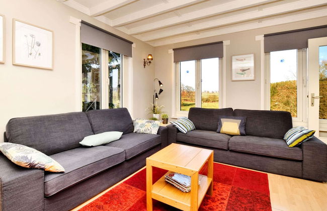 Family Retreat With Garden - Photo 16