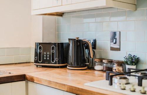 Fowler House 2 Bedroom ,Free WIFI, Parking, Crawley, Close to Gatwick Airport, Contractor friendly, business travellers - Foto 6